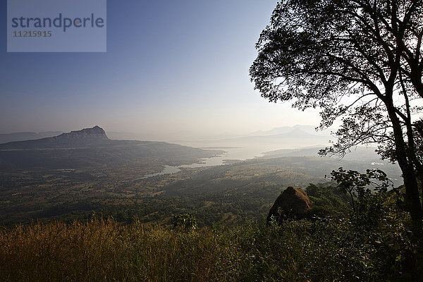 Landschaftsblick auf den Mulshi-See und die bergigen Western Ghats