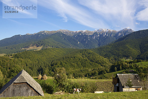 Ländliche Landschaft mit landwirtschaftlichen Gebäuden in den Karpaten