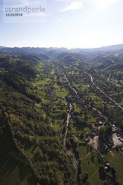 Luftaufnahme einer ländlichen Landschaft in den Karpaten