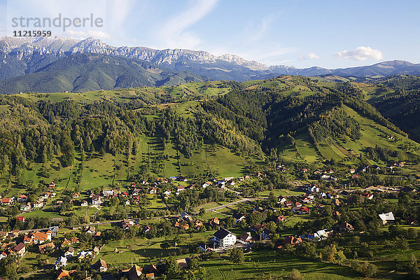 Luftaufnahme einer ländlichen Landschaft in den Karpaten mit Dorf