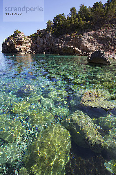 Kristallklares Wasser und felsige Landzunge der Bucht von Deia auf Mallorca
