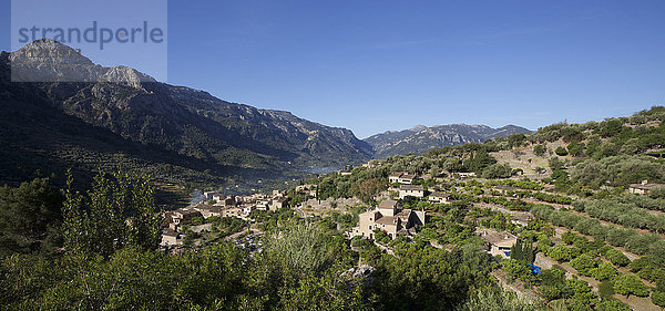 Landschaftsansicht eines von Bergen umgebenen Dorfes  Mallorca