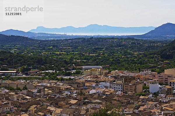 Luftaufnahme von Pollenca und den dahinter liegenden Bergen vom Kloster auf dem Berg  Mallorca