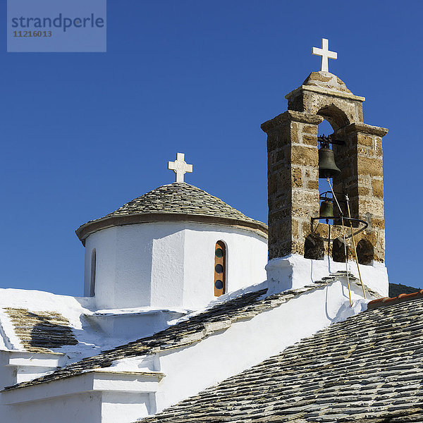Ein Kirchengebäude mit Kreuzen und Glocken auf dem Dach; Panormos  Skopelos  Griechenland'.