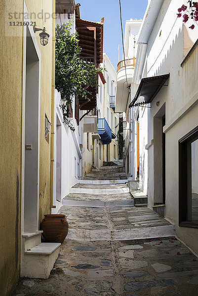 Eine schmale Gasse zwischen Häusern auf einer griechischen Insel; Panormos  Thessalia Sterea Ellada  Griechenland'.