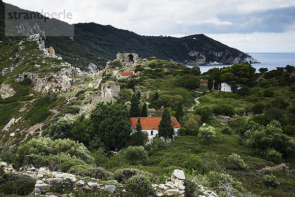 Häuser in einer zerklüfteten Landschaft auf einer griechischen Insel am Ägäischen Meer; Skiathos  Griechenland'.