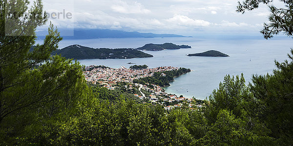 Blick auf das Ägäische Meer und ein Dorf an der Küste einer griechischen Insel; Skiathos  Griechenland