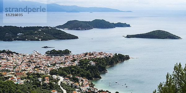 Blick auf das Ägäische Meer und ein Dorf an der Küste einer griechischen Insel; Skiathos  Griechenland