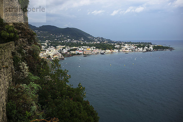 Blick auf die Insel Ischia von der Burg Aragonese; Ischia  Kampanien  Italien'.