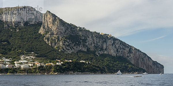 Hohe  zerklüftete Klippen entlang der Insel Capri und der Stadt Capri; Capri  Kampanien  Italien'.