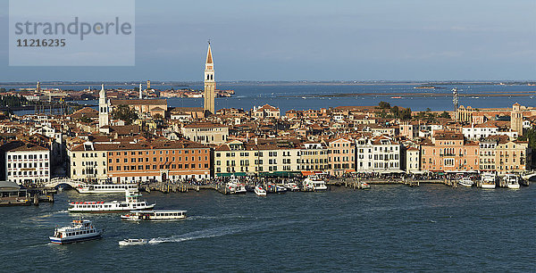 Stadtbild von Venedig mit Türmen entlang der Skyline und Booten im Kanal; Venedig  Italien'.