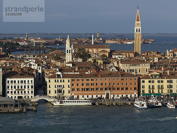Stadtbild mit bunten Gebäuden entlang eines Kanals; Venedig  Italien'.