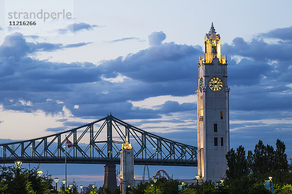 Turmuhr am alten Hafen und Jacques-Cartier-Brücke; Montreal  Quebec  Kanada