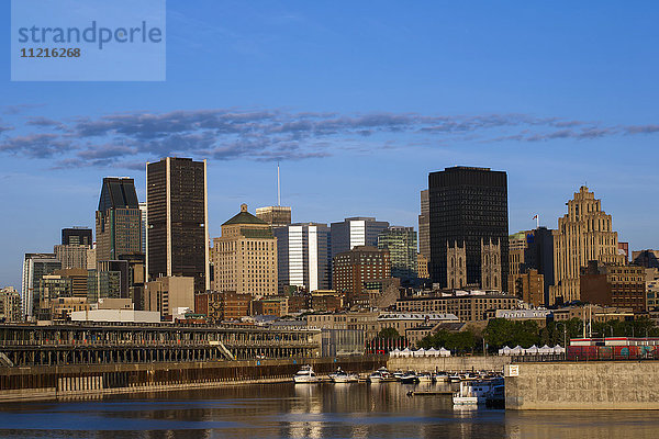 Skyline von Montreal und Boote in einem Hafen; Montreal  Quebec  Kanada