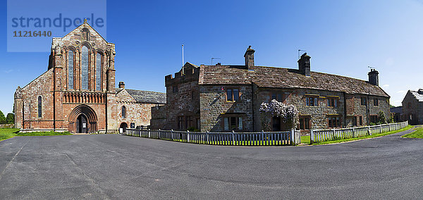 Kirchengebäude und Haus; Brampton  Northumberland  England