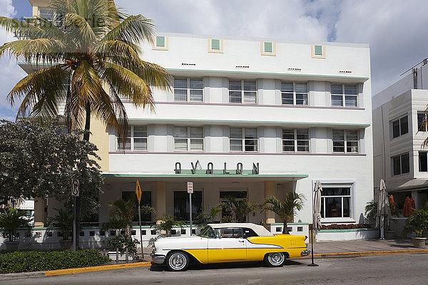 Auto aus den 1950er Jahren vor dem Hotel Avalon; South Beach  Florida  Vereinigte Staaten von Amerika