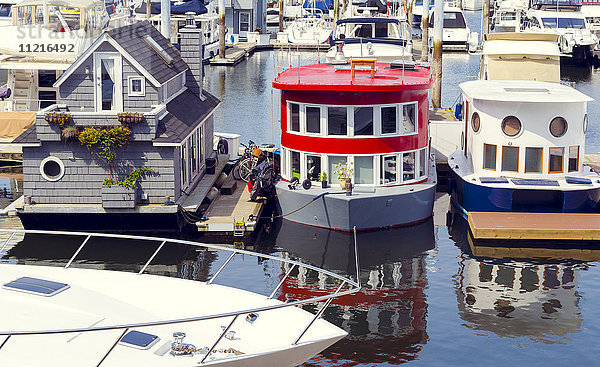 Diese modernen winzigen Bootshäuser bieten erstklassige Immobilien auf dem Wasser mitten in der Innenstadt von Vancouver  dem ultimativen urbanen Lebensstil in der Stadt; Vancouver  British Columbia  Kanada