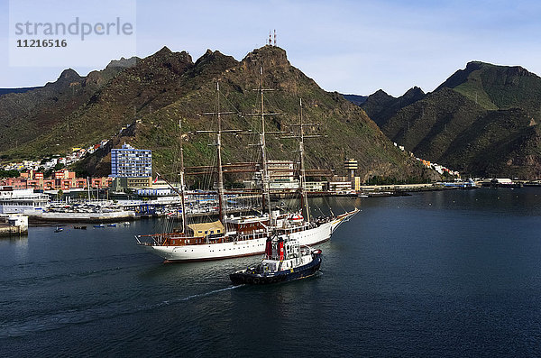 Sea Cloud  ein Dreimastschoner  Seekarte  wird von einem Lotsenboot in den Hafen eskortiert; Teneriffa  Kanarische Inseln  Spanien