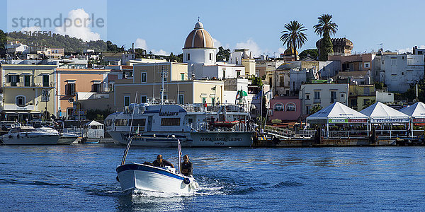 Bootsfahrt im Hafen vor der Küste von Ischia; Ischia  Kampanien  Italien