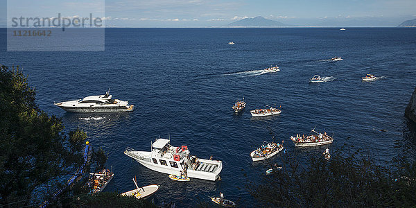 Zahlreiche Boote mit Passagieren  die in den Hafen der Insel Capri ein- und auslaufen; Capri  Kampanien  Italien