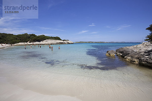 Ruhige Bucht mit weißem Sand und türkisfarbenem  klarem Wasser