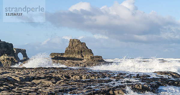 Wellen plätschern auf die Felsformationen an der Küste; South Shields  Tyne and Wear  England'.