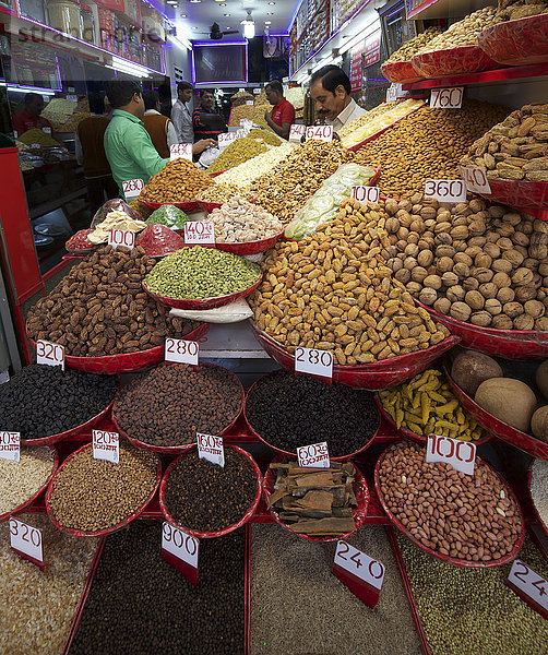 Verkauf von Lebensmitteln auf dem Gewürzmarkt von Chandi Chowk in Alt-Delhi