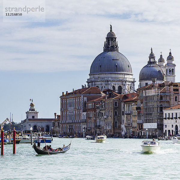 Santa Maria della Salute im Hintergrund mit Booten auf dem Kanal; Venedig  Italien