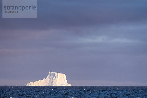 Eisberg in der Mitte des Ozeans; Antarktis .