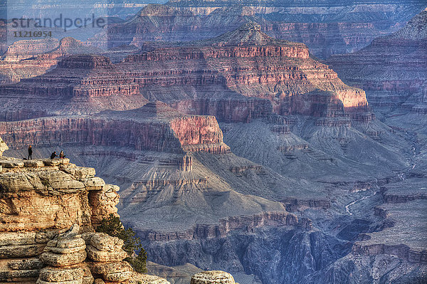 Touristen am Mather Point  früher Morgen  South Rim  Grand Canyon National Park  UNESCO-Weltkulturerbe; Arizona  Vereinigte Staaten von Amerika