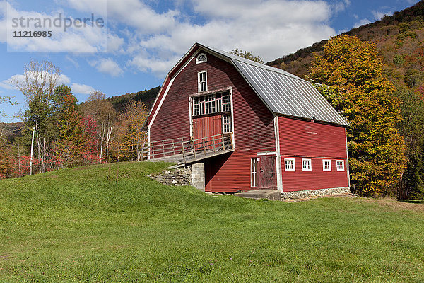 Rote Scheune mit blauem Himmel entlang der Route 100 im Herbst; Hancock  Vermont  Vereinigte Staaten von Amerika
