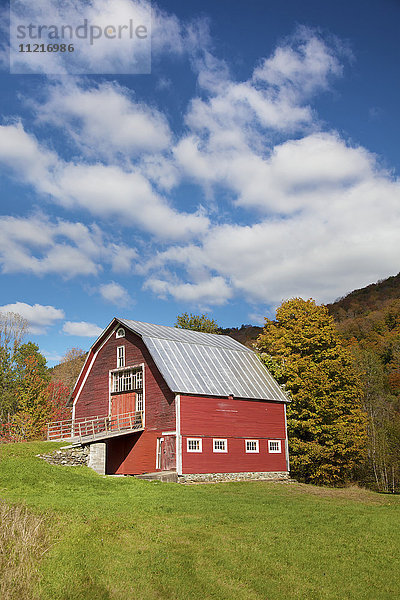 Rote Scheune mit blauem Himmel entlang der Route 100 im Herbst; Hancock  Vermont  Vereinigte Staaten von Amerika