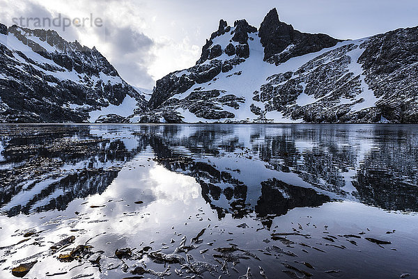 Reflexionen von schneebedeckten schroffen Bergen im Wasser; Antarktis