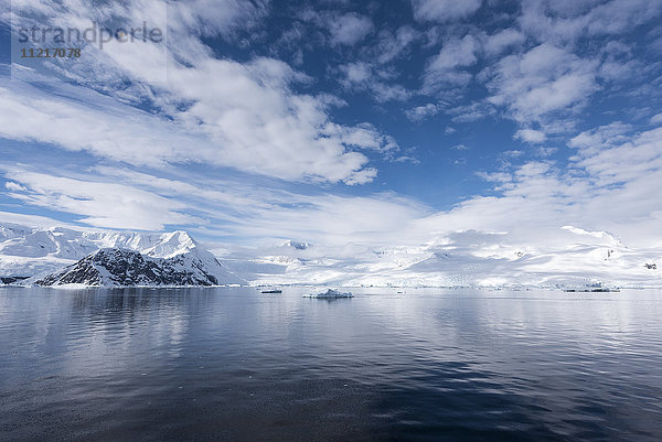 Der Himmel spiegelt sich im Wasser im Hafen von Neko; Antarktis'.