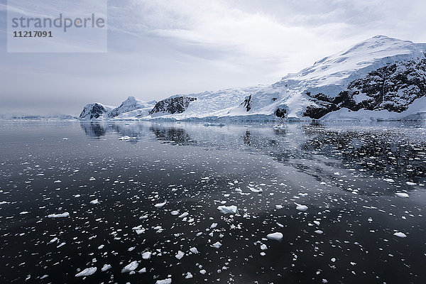 Brüchiges Eis und Spiegelungen; Antarktis