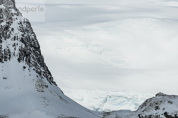 Schneebedeckte Bergkette  Laarson-Inlet; Antarktis'.