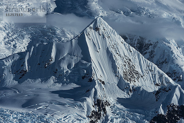 Schneebedeckte Gipfel der antarktischen Berge  Wilhelmina Bay  Antarktische Halbinsel; Antarktis'.