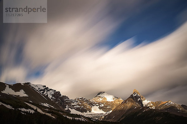 Langzeitbelichtung von Wolken  die über den Athabasca Mountain ziehen  Jasper National Park; Alberta  Kanada'.