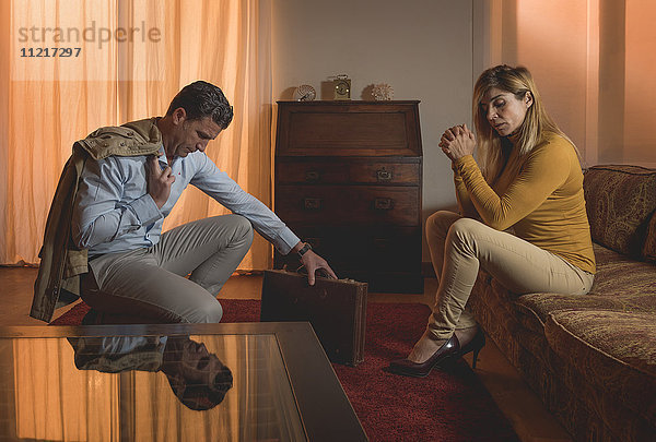 Ein Ehepaar  das gemeinsam zu Hause betet; Tarifa  Cadiz  Andalusien  Spanien'.