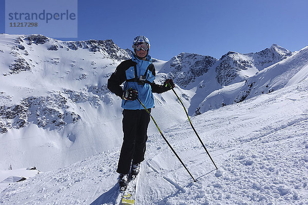 Skifahrer gegen Blackcomb-Edelsteinschalen; Whistler  British Columbia  Kanada