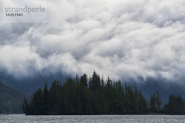 Wolken ziehen über die Küstenberge; Haida Gwaii  British Columbia  Kanada'.