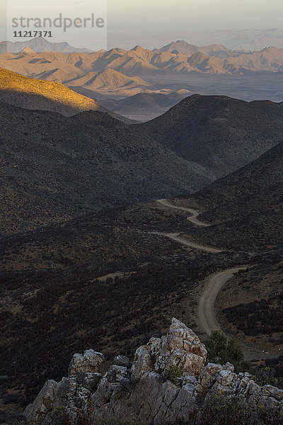 Ein Blick auf die Straße  die in den Richtersveld National Park führt; Südafrika'.