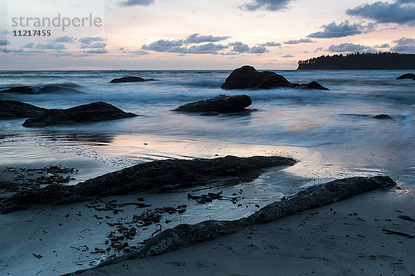 Sonnenuntergang am Second Beach  Olympic National Park; Washington  Vereinigte Staaten von Amerika'.