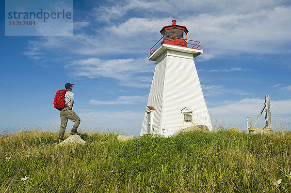 Wanderer am Baccaro Point Leuchtturm  Bay of Fundy; Nova Scotia  Kanada'.