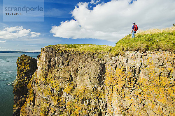 Wanderer mit Blick über den Ozean  Cape Split entlang der Bay of Fundy; Nova Scotia  Kanada'.