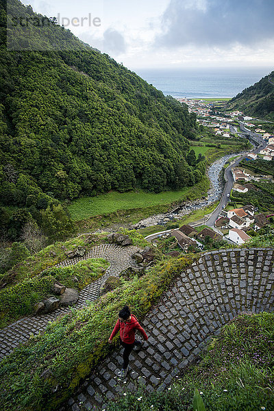 Junge Frau beim Trekking auf Faial da Terra; Sao Miguel  Azoren  Portugal