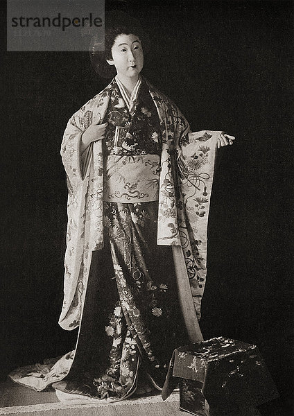 Das Brautgewand eines Daimyo oder der Tochter eines Daimio. Daimyos waren japanische Feudalherren. Ihre Ära erstreckte sich vom 10. bis zum 19. Jahrhundert. Nach einer Fotografie aus dem neunzehnten Jahrhundert. Aus Customs of The World  veröffentlicht um 1913.