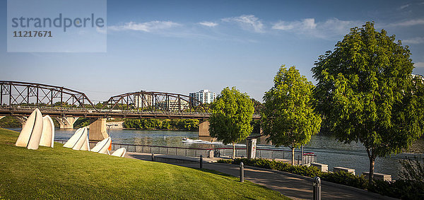 South Saskatchewan River mit Brücke und Promenade; Saskatoon  Saskatchewan  Kanada'.