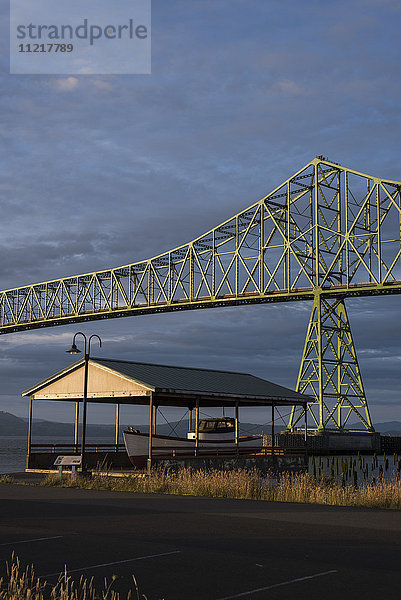 Die Astoria-Megler-Brücke überspannt den Columbia River; Astoria  Oregon  Vereinigte Staaten von Amerika'.