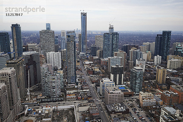 Toronto Downtown  Blick nach Norden von Yonge und College Street von einem Kran aus; Toronto  Ontario  Kanada'.